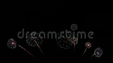 4K. 在<strong>国庆</strong>、新年晚会期间，在夜晚的天空中展示丰富多彩的烟花节